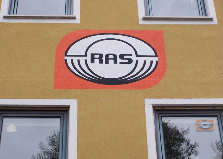 Logo auf Fassade 